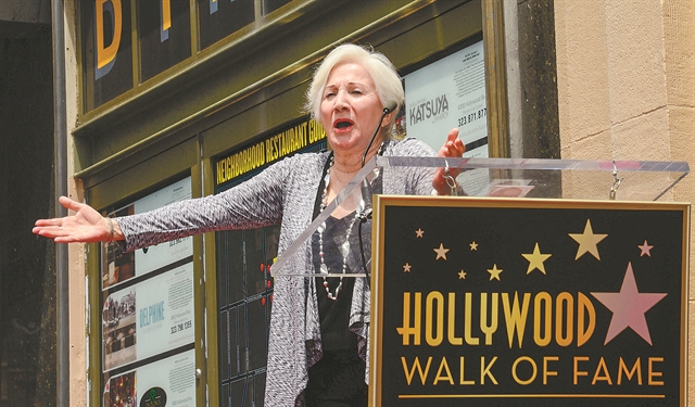 Κάτω από τη λάμψη του θεάτρου