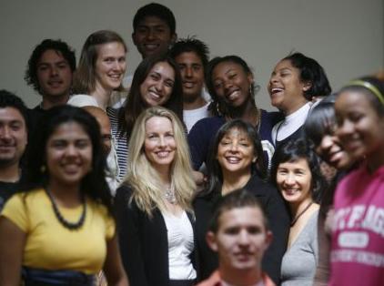 Η χήρα του Στιβ Τζομπς, Λορίν Πάουελ στο πλευρό των μεταναστών