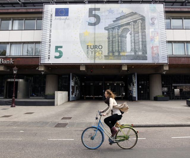 Σκόνταψε στην τεχνολογία το νέο χαρτονόμισμα των πέντε ευρώ