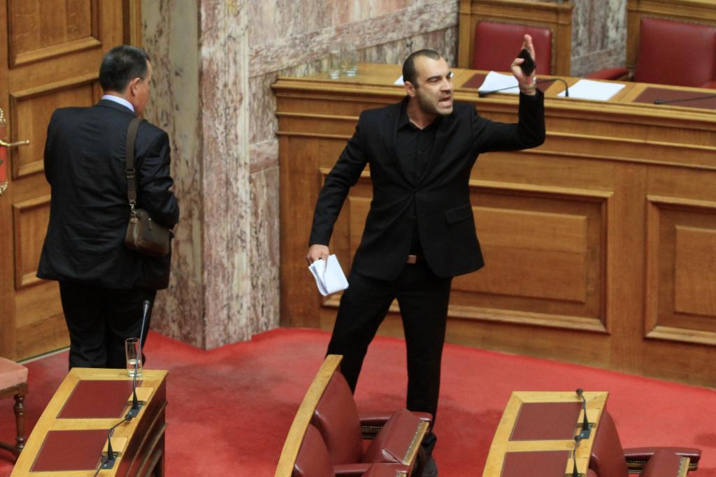 «Heil Hitler» στη Βουλή! Αποβλήθηκε ο χρυσαυγίτης βουλευτής Ηλιόπουλος