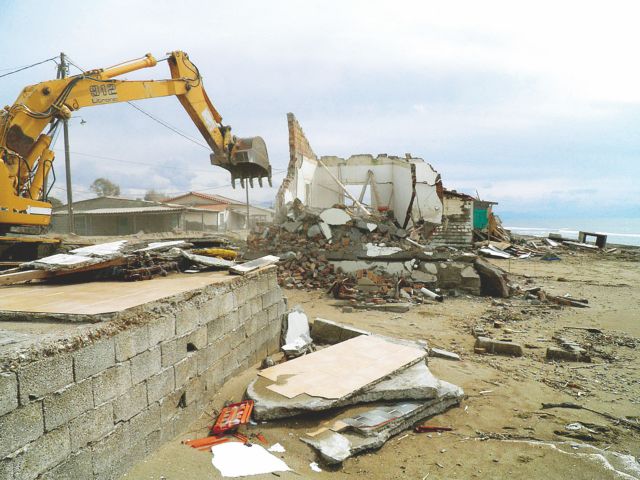 «Απολύτως σεβαστές οι δικαστικές αποφάσεις», λέει το ΥΠΕΚΑ για το ν/σ για τα αυθαίρετα