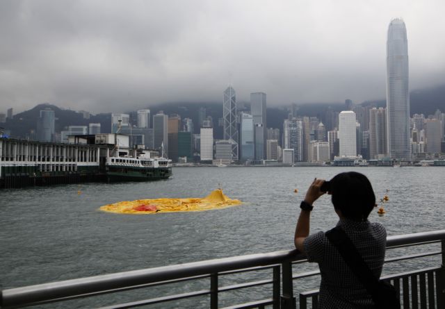Ξεφούσκωσε το γιγάντιο παπάκι – ατραξιόν στο Χονγκ Κονγκ