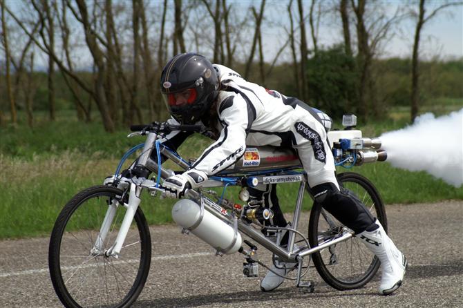 Ποδήλατο-πύραυλος στη Γαλλία έσπασε τα ρεκόρ με ταχύτητα 263 χλμ./ω