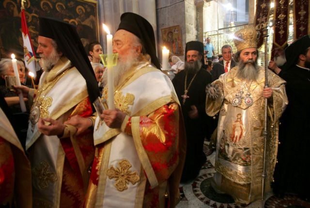 Ο Πατριάρχης Θεόφιλος βγήκε με το Φως της Ανάστασης από τον Πανάγιο Τάφο