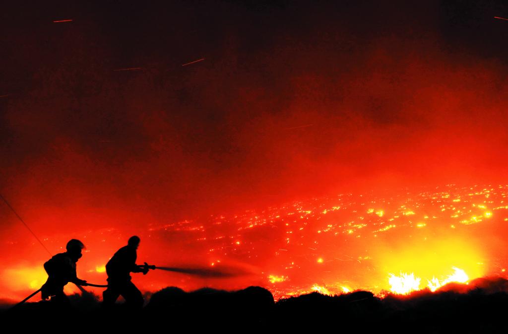 Μεγάλη φωτιά στην Κυπαρισσία, υπό μερικό έλεγχο στην Πάρο