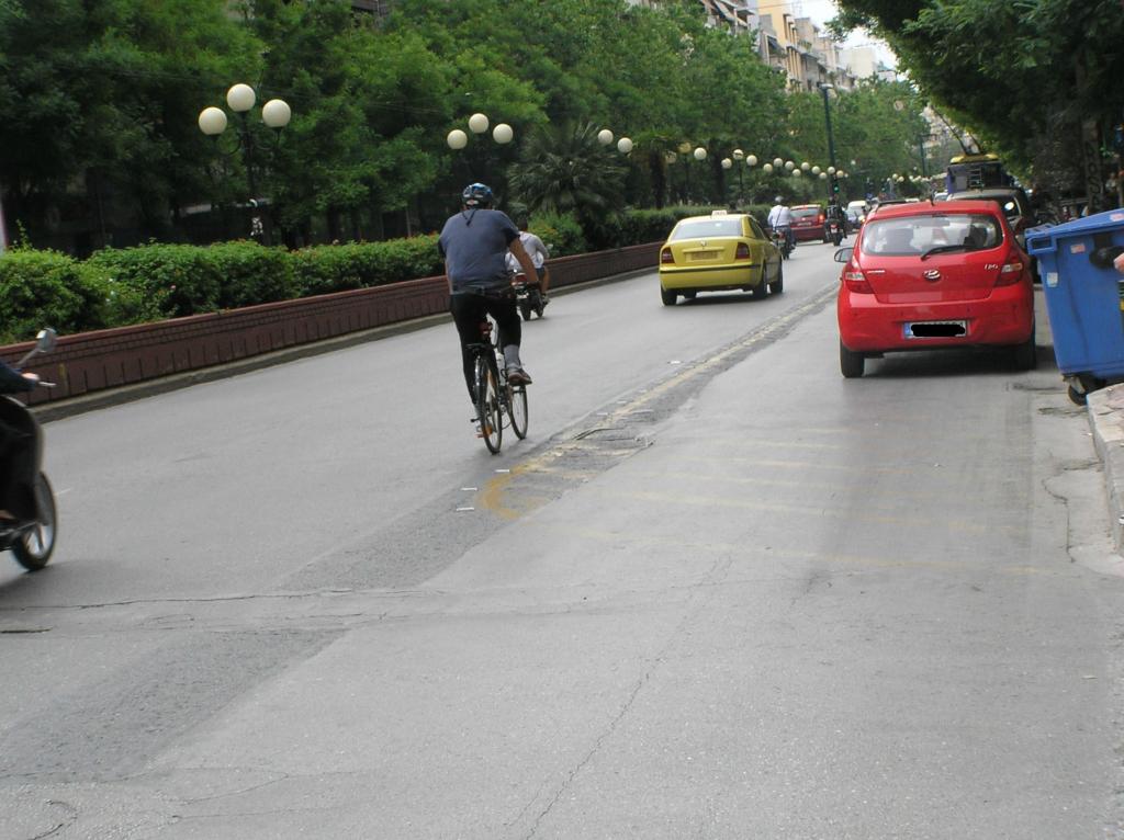 Ορθοπεταλιές #17 – Τo παράνομο πάρκινγκ που…εκτοπίζει τους ποδηλάτες