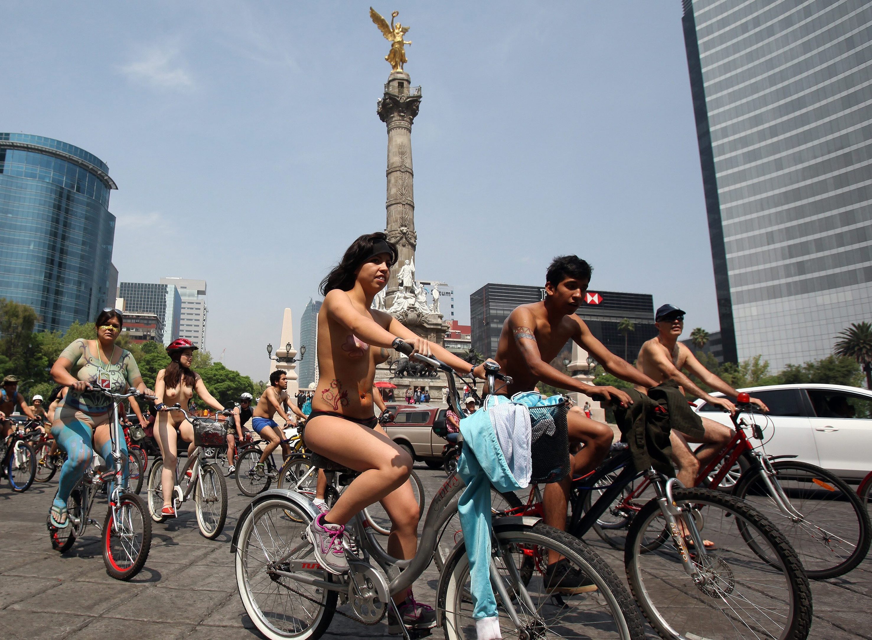 Περίπου 2.000 άτομα συμμετείχαν χθες γυμνά σε ποδηλατοδρομία στο κέντρο της...
