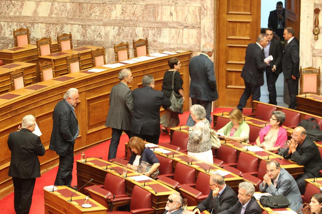 Αποχώρησαν το ΚΚΕ και ο ΣΥΡΙΖΑ από την Ολομέλεια: Ο Λυκουρέντζος δεν δέχθηκε τροπολογία για την ΕΡΤ