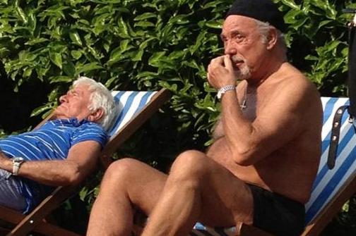 Ο Τομ Τζόουνς έκανε ηλιοθεραπεία ινκόγκνιτο στο πάρκο, αλλά τον πρόδωσε ο… χρυσός σταυρός