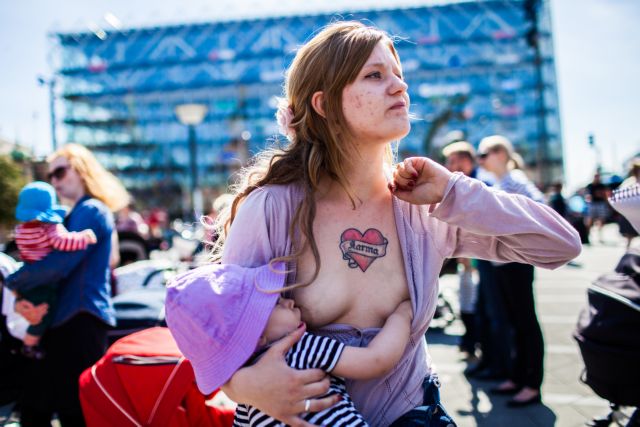 Διαμαρτυρία για τον θηλασμό στη Δανία