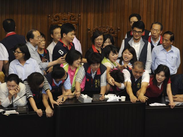 Ταϊβάν: Ξύλο στο κοινοβούλιο για το φορολογικό νομοσχέδιο