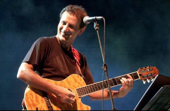 Ο Γιώργος Νταλάρας διαλέγει τους στίχους της «ελληνικής περιπέτειας»