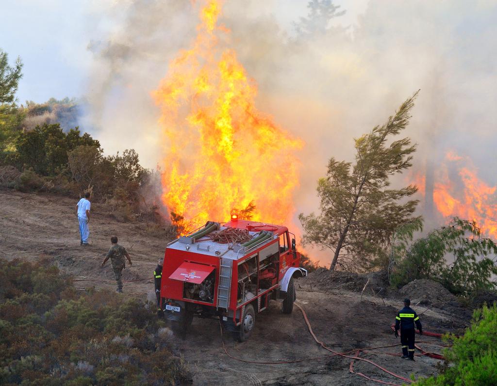 Ξέσπασε φωτιά από πτώση κεραυνού σε δάσος στη Χαλκιδική - ΤΑ ΝΕΑ