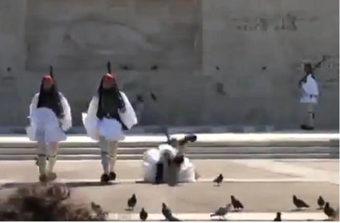 Τον γύρο του κόσμου κάνει το βίντεο με τον τσολιά που έπεσε στο Σύνταγμα