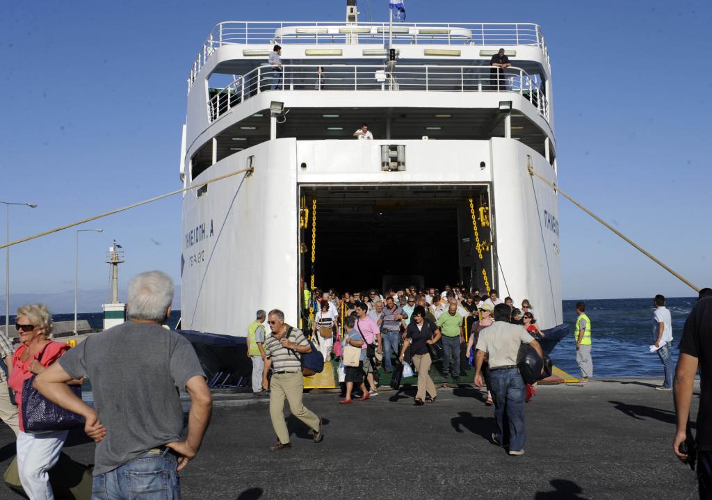 Επίσχεση εργασίας στο πλοίο «Πηνελόπη», στη Ραφήνα, πραγματοποιούν μέλη του πληρώματος