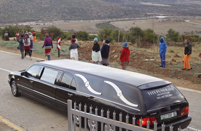 Τα οστά τριών παιδιών του Μαντέλα επιστρέφουν στους τάφους τους