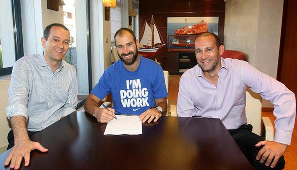 Ο Βασίλης Σπανούλης υπέγραψε το νέο του συμβόλαιο με τον Ολυμπιακό