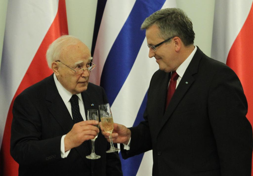 «Με τις κοινές ευρωπαϊκές αξίες να αντιμετωπίσουμε την κρίση», είπε ο Παπούλιας από την Πολωνία