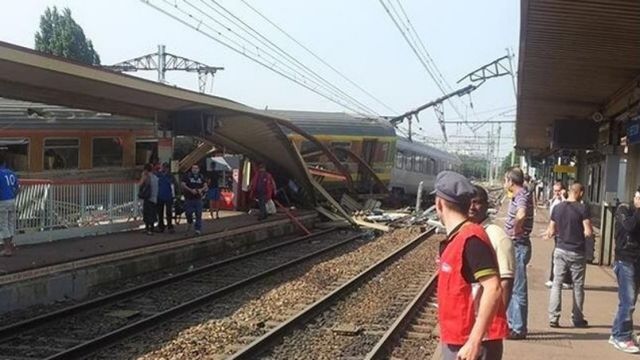 Τουλάχιστον έξι νεκροί και 30 τραυματίες σε σιδηροδρομικό δυστύχημα έξω από το Παρίσι