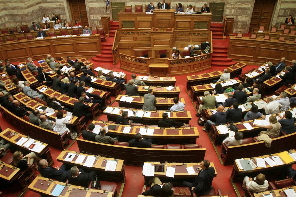 Μετωπική κυβέρνησης – ΣΥΡΙΖΑ στη Βουλή για το πολυνομοσχέδιο