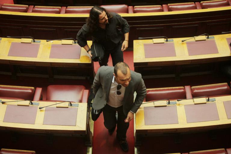 Κραυγές εμφυλίου στη Βουλή από χρυσαυγίτες: «Στο Βίτσι και τον Γράμμο σας βάζαμε στην άμμο!» | tanea.gr Κραυγές εμφυλίου στη Βουλή από χρυσαυγίτες: «Στο Βίτσι και τον Γράμμο σας βάζαμε στην άμμο!» | tanea.gr