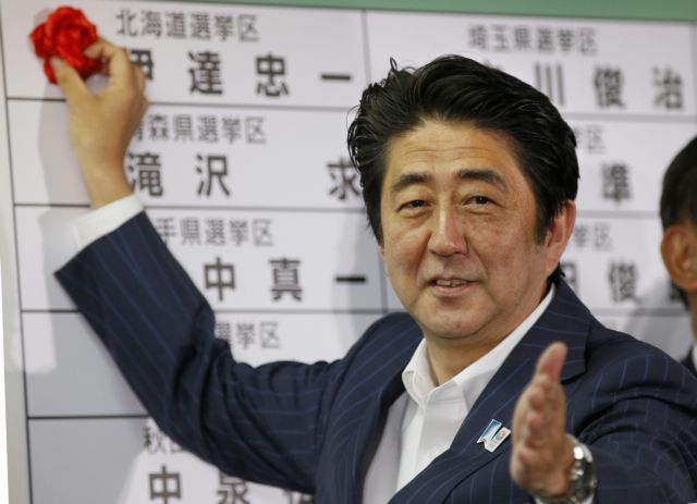 Ο Σίνζο Αμπε είναι ο κυρίαρχος της πολιτικής σκακιέρας στην Ιαπωνία