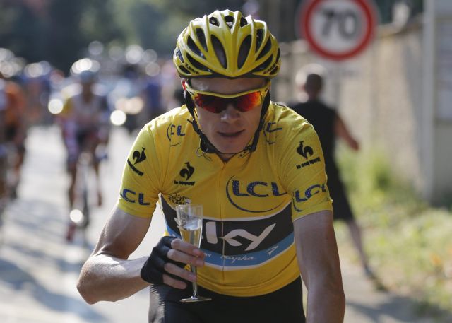 Σαμπάνια για τον Βρετανό Κρίστοφερ Φρουμ που νίκησε στον ποδηλατικό Γύρο της Γαλλίας