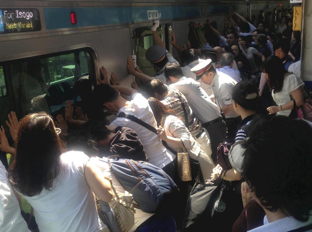 Επιβάτες έσπρωξαν τρένο για να απεγκλωβίσουν γυναίκα στο Τόκιο