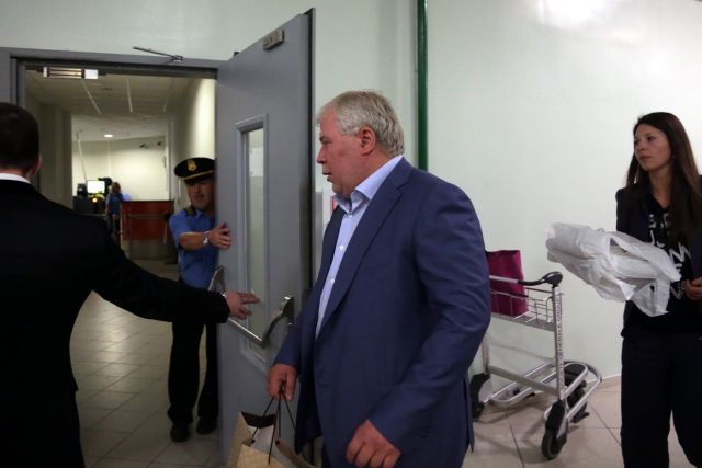 Ο Σνόουντεν περιμένει το άσυλο από τη Ρωσία συντροφιά με… Ντοστογέφσκι