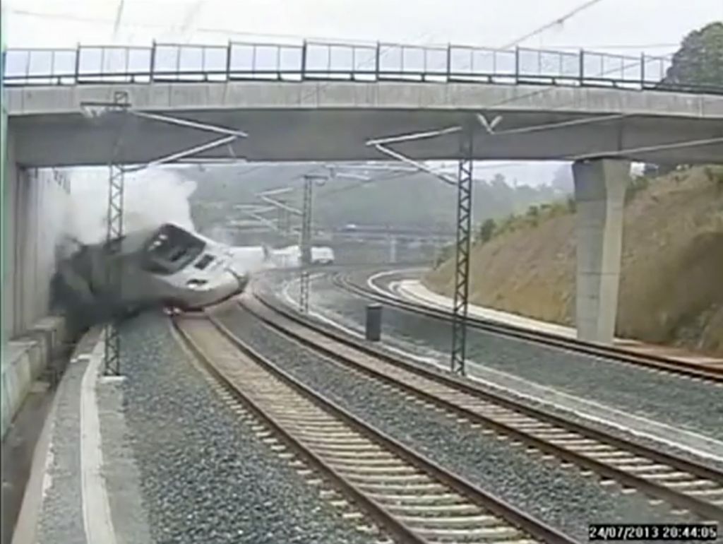 Σοκαριστικό βίντεο τη στιγμή του εκτροχιασμού του τρένου στη Γαλικία