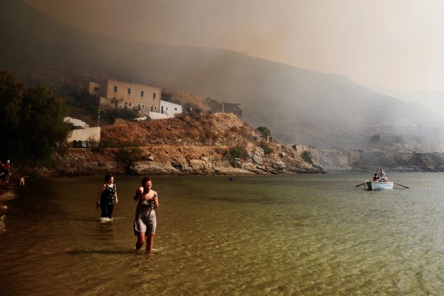 Επεσαν στη θάλασσα για να γλιτώσουν από τις φλόγες στη Σέριφο