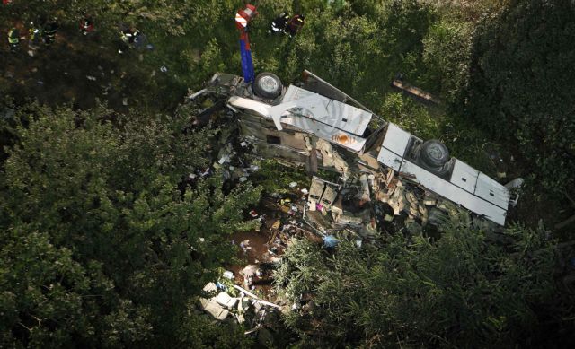 Δεκάδες νεκροί από πτώση λεωφορείου στην Ιταλία