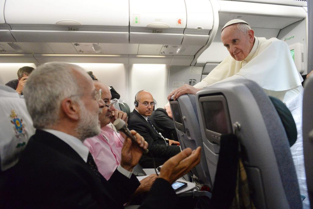Ιπτάμενος Πάπας Φραγκίσκος: «Ποιος είμαι εγώ να κρίνω τους γκέι;»