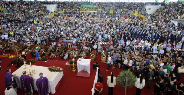 Ιταλία: Χιλιάδες κόσμου στην κηδεία των θυμάτων από το λεωφορείο