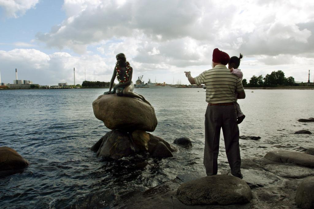 Με «ζωντανές γοργόνες» γιόρτασε η Κοπεγχάγη τα 100 χρόνια της Μικρής Γοργόνας