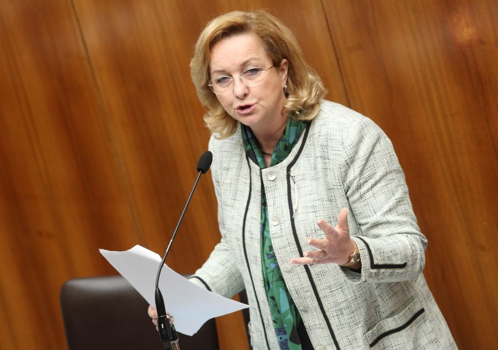 «Η Ελλάδα πρέπει να συμμορφωθεί με τους όρους του Μνημονίου» λέει η αυστριακή υπουργός Οικονομικών