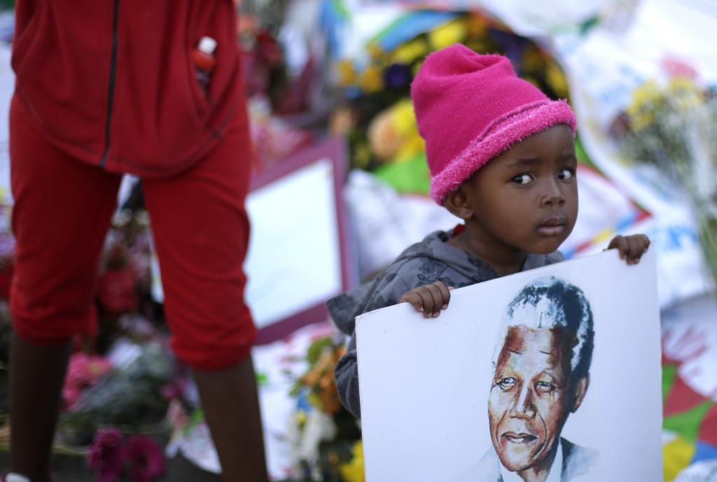 «Ο Μαντέλα δείχνει τεράστια αντοχή», λένε οι θεράποντες ιατροί του