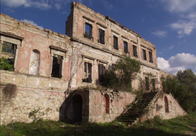 Ενα βενετσιάνικο παλάτσο που ρήμαξαν οι σεισμοί στη Ζάκυνθο