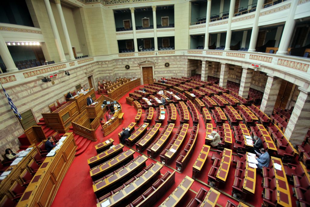 Ενταση στη Βουλή από τις δηλώσεις Κασιδιάρη για τη χούντα και την Κύπρο