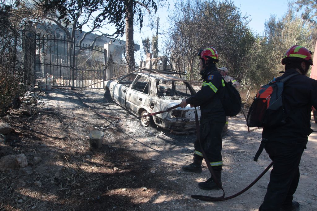 Σε ύφεση η πυρκαγιά στον Μαραθώνα – στις φλόγες δέκα σπίτια