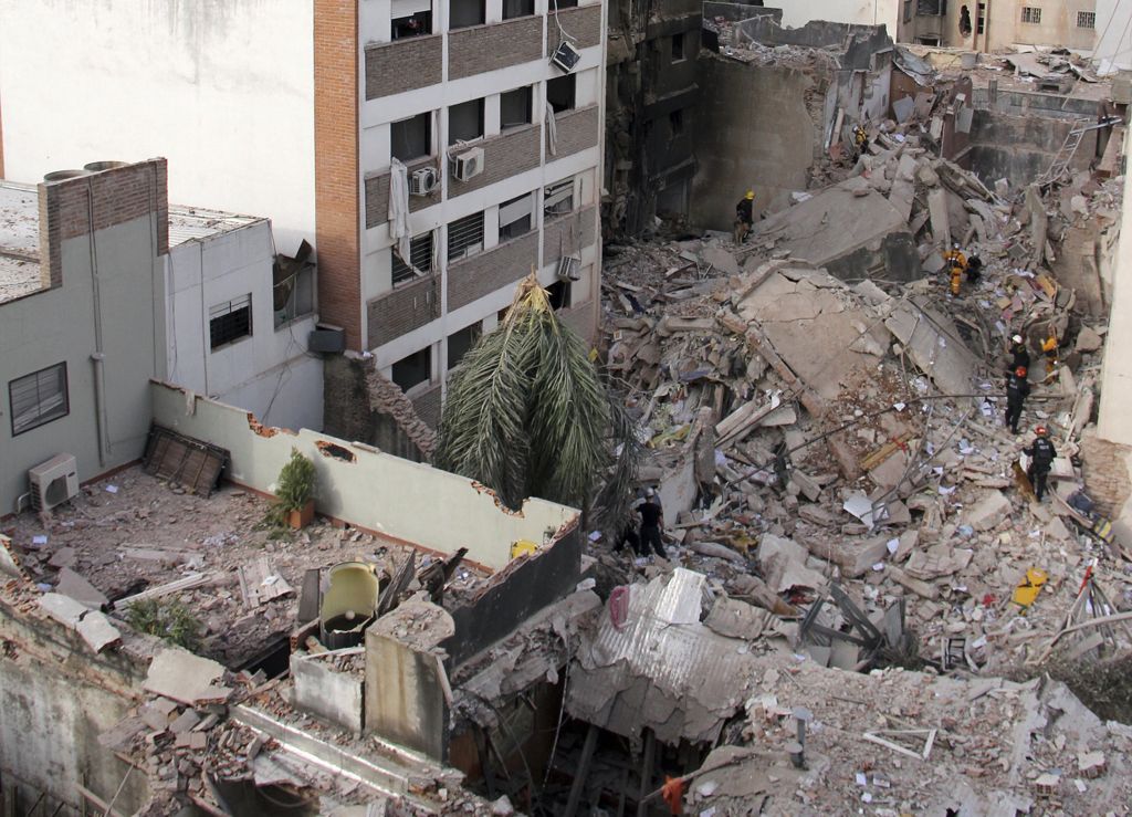 Oκτώ νεκροί και 61 τραυματίες από έκρηξη σε 10όροφο κτίριο στο Ροζάριο της Αργεντινής