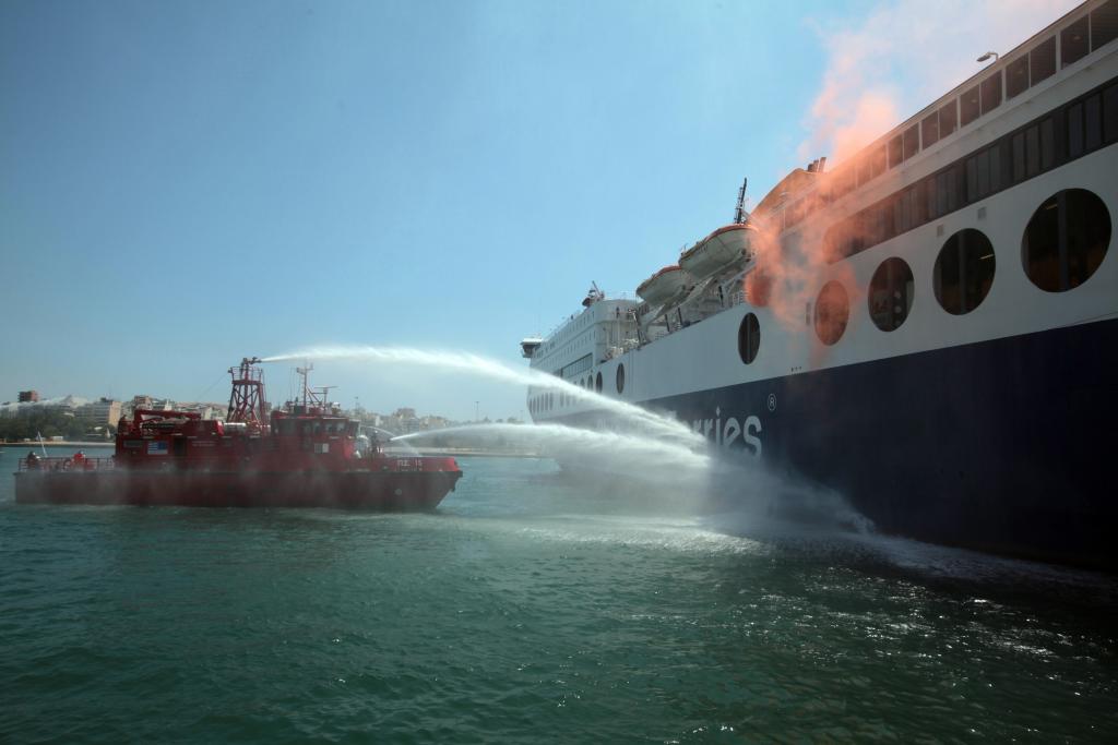 Με επιτυχία έγινε άσκηση αντιμετώπισης πυρκαγιάς σε επιβατηγό πλοίο στον Πειραιά