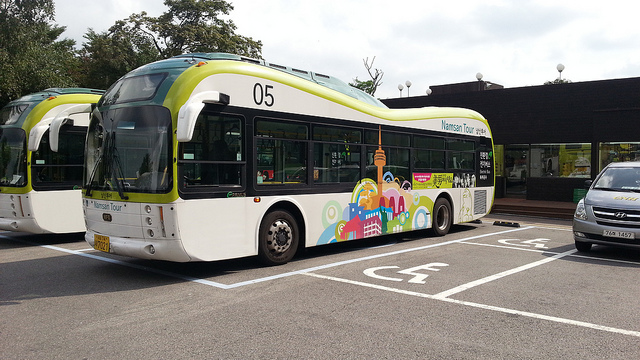 Δρόμος «φορτίζει» ηλεκτροκίνητα λεωφορεία στη Νότια Κορέα