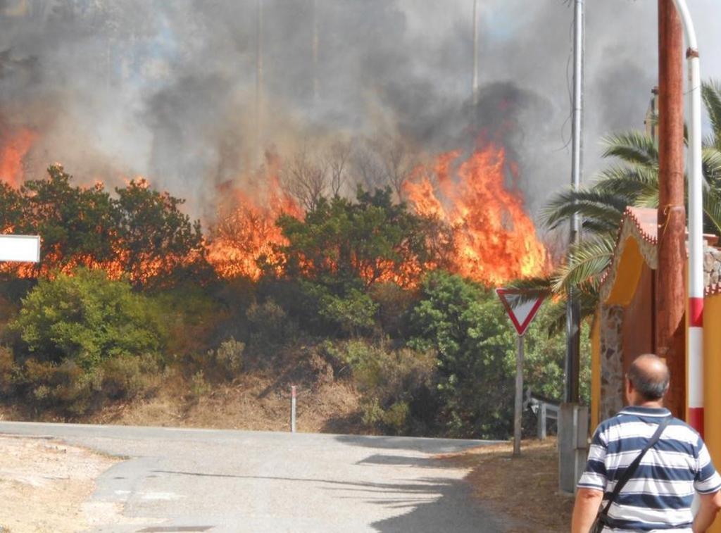 Εκκενώθηκαν σπίτια και φυλακές εξαιτίας πυρκαγιάς στη Σαρδηνία