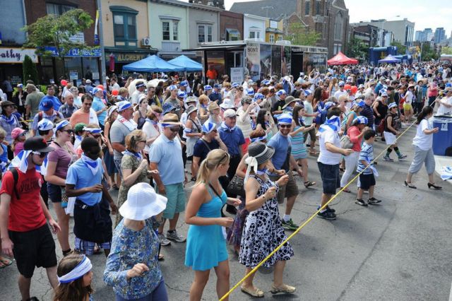 Συρτάκι για ρεκόρ χόρεψαν 8.000 Καναδοί και Ελληνες στο Τορόντο