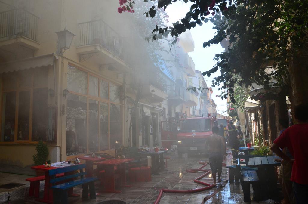 Φωτιά στην παλιά πόλη του Ναυπλίου προκάλεσε μεγάλες ζημιές