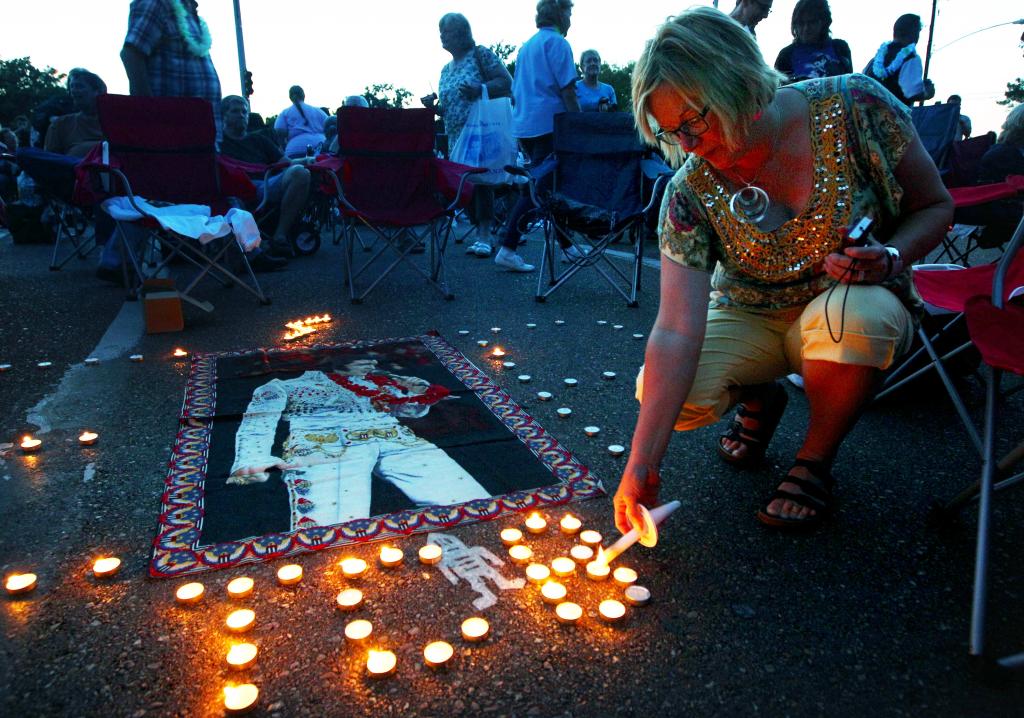 Ολονυχτία στη Γκρέισλαντ για τα 36 χρόνια από τον θάνατο του Ελβις Πρίσλεϊ