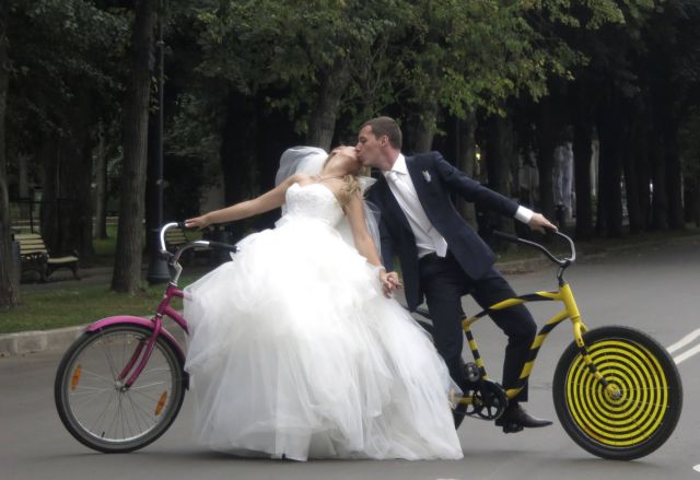 [Κλικ] Βόλτα με τα ποδήλατα του γάμου τους