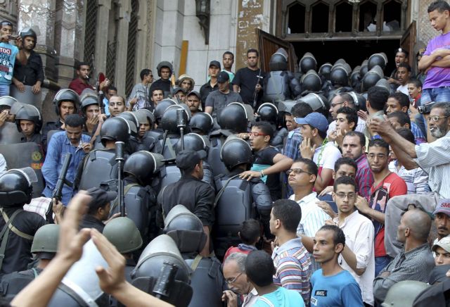 Κάιρο: Εκκενώθηκε τέμενος με 700 υποστηρικτές του Μόρσι