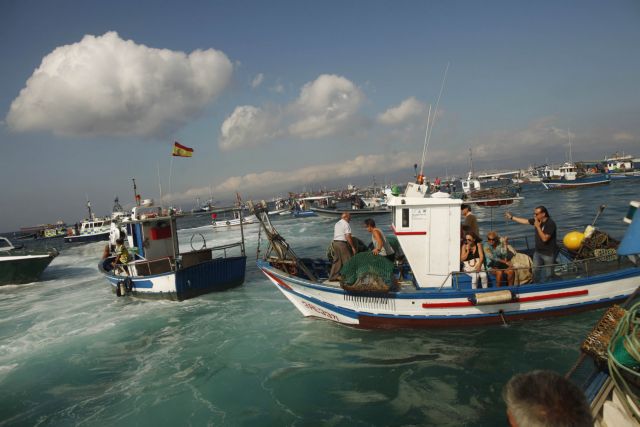 Διαμαρτυρία ισπανών ψαράδων εν πλω στο Γιβραλτάρ